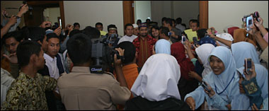 Para pelajar dan kawula muda kota Tenggarong tampak antusias mengabadikan Kang Abik dengan kamera ponsel masing-masing