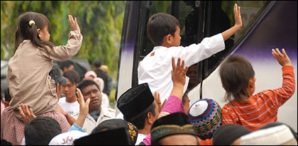 Lambaian tangan para anggota keluarga kepada para jamaah calhaj Kukar