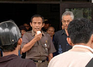 Hakim Kadim SH dan Hakim Ketua Sunaryo Wiryo SH yang menyidangkan kasus ipal saat menghadapi pengunjukrasa beberapa waktu lalu. Keduanya bersama Asep Sunirat Dana Atmaja SH akan dilaporkan BOM Kukar ke Komisi Yudisial di Jakarta