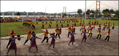 Atraksi Senam Kukar Sehat yang dibawakan para anggota klub senam dan anggota Sangrila Tenggarong