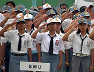 Para pelajar SMA di Tenggarong ketika melakukan penghormatan kepada Sang Saka Merah Putih