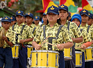 Penampilan marching band dari SMPN 3 Tenggarong