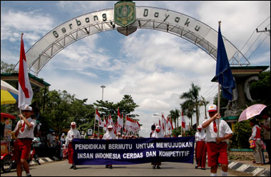 Ribuan pelajar se-Tenggarong ikut ambil bagian dalam pawai menyambut Hari Pendidikan Nasional