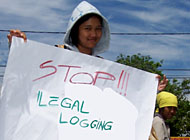 Seorang anggota KPA Suarima SMAN  1 Tenggarong membentangkan poster yang menyerukan dihentikannya praktek penambangan liar di Kukar
