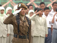 Komandan upacara dari Satpol PP Kukar memberikan penghormatan kepada inspektur upacara Sekkab Kukar HM Husni Thamrin