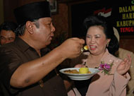 Dengan mesra Wabup H Samsuri Aspar bersiap menyuapkan nasi kepada istri tercinta yang disambut riuh rendah para hadirin pada syukuran Hari Ibu ke-78