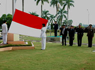 Peringatan Hari Pahlawan ditandai dengan pengibaran Sang Merah Putih
