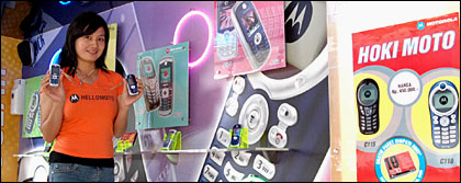 Seorang SPG (Sales Promotion Girl) memamerkan produk Motorola didalam Motobus