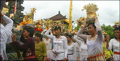Umat Hindu Kukar saat mengikuti ritual Tawur Agung Kesanga menjelang hari raya Nyepi