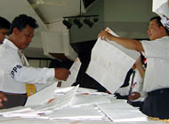 Para anggota KPPS saat melakukan penghitungan suara pada Pemilu legislatif tahun lalu. KPUD Kukar optimis hasil akhir penghitungan suara sudah dapat diketahui paling lambat tanggal 10 Juni 2005