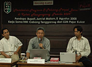 Prof Iskandar (tengah) dari Unikarta ketika memberikan tanggapan atas kehadiran parpol baru