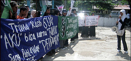 Suasana aksi unjukrasa HMI Cabang Tenggarong di halaman kantor Dinas Pendidikan Kukar, Selasa (02/05) kemarin