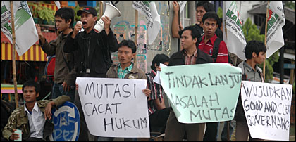 Aksi damai yang dilakukan HMPK terkait masalah mutasi pejabat eselon II di lingkungan Pemkab Kukar