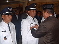 Bupati Kukar Hadi Sutanto memasang tanda jabatan kepada M Alfian Hermain SSos sebagai Lurah Loa Ipuh Darat