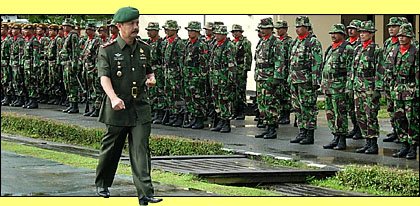 Dandim 0906/TGR Letkol Inf Dwi Lestiyono SIP yang bertindak sebagai Inspektur Upacara melakukan pemeriksaan barisan