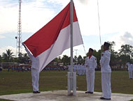 Anggota Paskibra Muara Badak bersiap mengibarkan bendera Merah Putih
