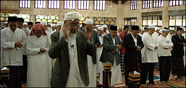 Ketua MUI Kukar KH Abdul Wahab Syahranie memimpin sholat Ied di Masjid Agung Sultan Sulaiman, Tenggarong, tadi pagi