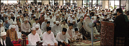 Bupati Kukar H Syaukani HR (kanan) saat menyampaikan sambutan Idul Fitri di hadapan jamaah Salat Ied Masjid Agung Sultan Sulaiman, Tenggarong