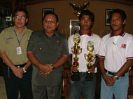Ikhwat (memegang piala) diapit Pj Bupati Kukar Hadi Sutanto dan M Syahid (kanan) serta Surya Safari (paling kiri)