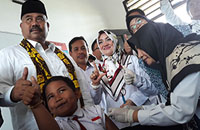Disaksikan Plt Bupati Kukar, seorang siswa SDN 010 Tenggarong tetap tersenyum saat disuntik vaksin MR