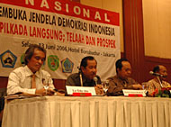 Bupati Kukar H Syaukani HR (kedua dari kiri) ketika menjawab pertanyaan para peserta seminar