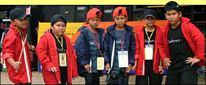 Para personil Jakers Band. Dari kiri ke kanan: Fatra (drum), Reza (gitar), Deni (vokal), Dimas (vokal), Diyat (gitar) dan Rizki (bass).