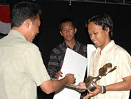 Pembina B2E Kukar Drs M Akhyar Fahlevi menyerahkan hadiah kepada personel grup lawak Gong yang menyabet gelar Terbaik I