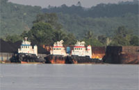 Sejumlah kapal penarik ponton bersandar di kawasan Tenggarong Seberang lantaran lalu-lintas di bawah Jembatan Kartanegara ditutup