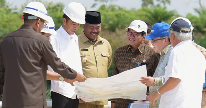 Presiden Joko Widodo bersama para pejabat negara termasuk Bupati Kukar Edi Damansyah (tengah) saat meninjau lokasi calon IKN di Bukit Soerharto, Kecamatan Samboja, beberapa waktu lalu