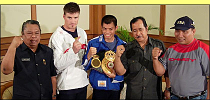 Juara Tinju Dunia kelas Bulu WBA Chris John (tengah), diapit sang pelatih dan Bupati Kukar H Syaukani HR serta Ketua Panitia H Samsuri Aspar (kiri) dan Promotor HM Arsyad (kanan), siap mempertahankan gelar di Tenggarong
