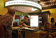 Petugas dari BPMD Kukar menjelaskan potensi-potensi yang dapat dikembangan kepada salah seorang calon investor di arena Kabupaten Expo 2008