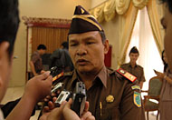 Kajari Tenggarong Timbul Manullang SH ketika diwawancarai wartawan, Jum'at (17/02) kemarin