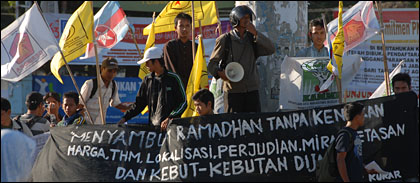 Aksi damai KAMMI Kukar di bundaran Jembatan Aji Imbut, Tenggarong, tadi sore