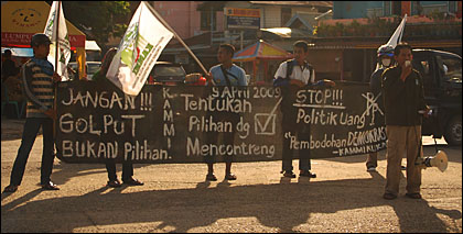 Suasana aksi damai KAMMI Kukar di Jalan Jenderal Sudirman, Tenggarong, tadi sore