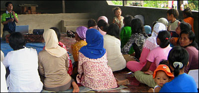 Ibu-ibu desa Taman Arum tampak antusias menyimak pemaparan yang disampaikan Gunawan