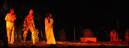 Mario, Mumi dan Kuntilanak tampak terkejut dengan kehadiran Suster Ngesot