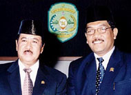 Bupati Kukar H Syaukani HR (kiri) akan turut menjadi penguji disertasi HM Aswin dalam Ujian Terbuka Program Doktor Ilmu Ekonomi di Unibraw, Malang