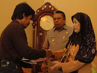 Hj Fatzkiah dari IKBJ didampingi Wabup Samsuri Aspar menyerahkan bantuan sebesar Rp 10 juta kepada Faisal Rahman, ayah Adi Taufiqurahman yang menderita kanker otak