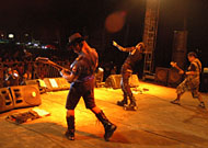 Aksi Kapten Band saat menghibur warga Tenggarong pada malam tahun baru 2007. Kapten Band kembali akan menggebrak kota Tenggarong pada pertengahan Juni mendatang