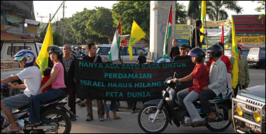 Suasana aksi damai Karbala di kawasan bundaran Jembatan Aji Imbut, Tenggarong, kemarin sore