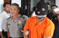 Tersangka pembunuh Muniarti Jasmi saat digiring menuju ruang tahanan Mapolres Kukar