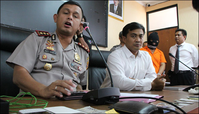 Kapolres Kukar AKBP Mukti Juharsa saat memberikan keterangan pers terkait kasus pembunuhan Muniarti Jasmi