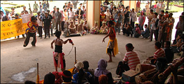 Aksi damai Gerakan Rakyat Menggugat yang diwarnai dengan suguhan kesenian tradisional Kuda Kepang