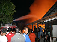 PMK Kukar mengerahkan 3 unit mobil tangki untuk memadamkan api