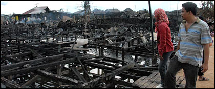 Pengurus Sempekat Keroan Kutai Edy Mulawarman dan Nurhayati saat meninjau lokasi kebakaran di RT 10 Desa Kota Bangun Ulu