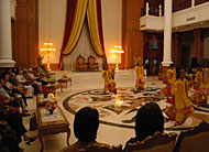 Sajian tari Jepen mendapat sambutan hangat dari rombongan PI ISEI saat berkunjung di Kedaton Koetai Kartanegara