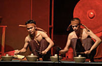Pentolan kelompok musik TOPA, Tri Andi Yuniarso (kanan), menggagas kegiatan Festival Bukit Biru 