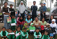 Murid salah satu Kelompok Belajar di Tenggarong saat diajak guru mereka melakukan kegiatan di luar ruang