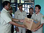 Asisten IV HM Ghufron Yusuf menyerahkan bantuan obat-obatan kepada Sekcam Kembang Janggut