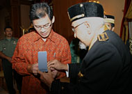 Sultan Kutai H Adji Mohd Salehoeddin II menyerahkan cenderamata kepada Staf Ahli Meneg LH Dr Henri Bastaman (kiri)